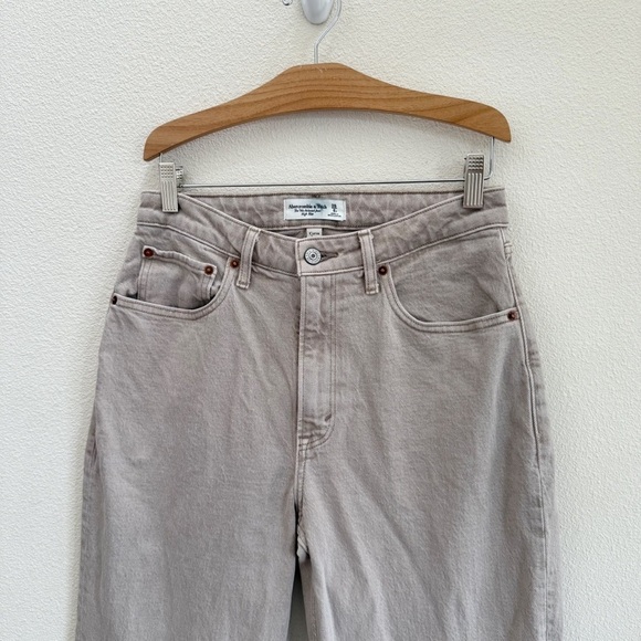 Abercrombie & Fitch High Rise 90s Relaxed Jean in Oat 28 - Picture 3 of 4